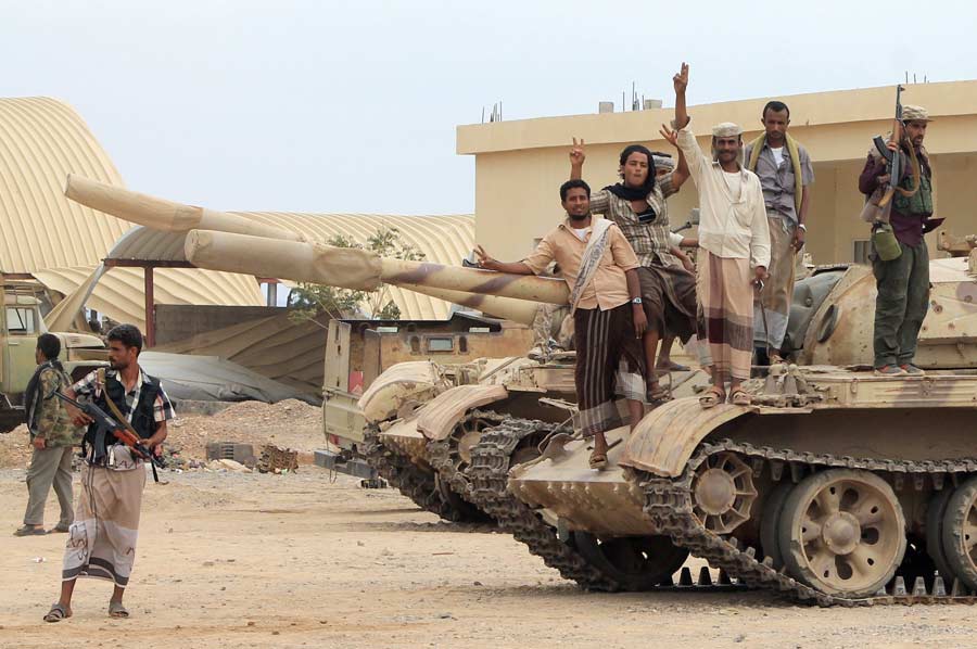 Houthi Fighters Try to Take Control of Mount Jarra in Taiz