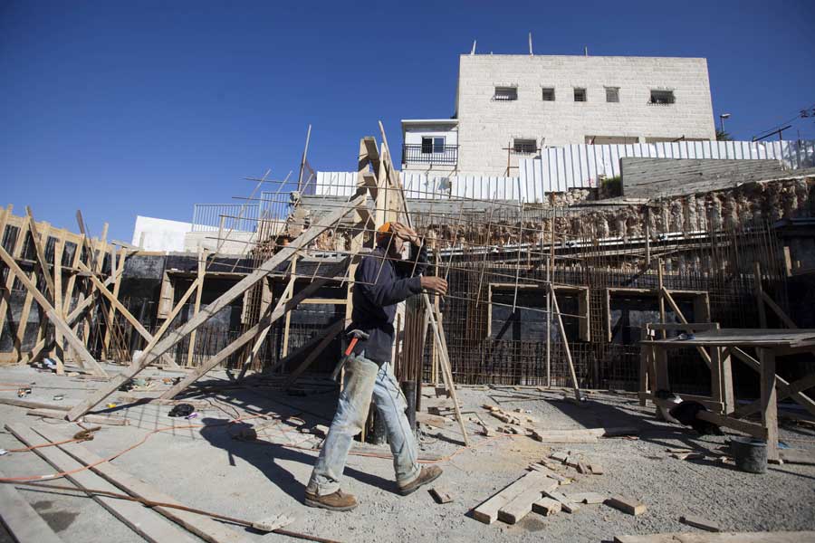 PA Urges Israel to Test Workers Returning en Masse to West Bank