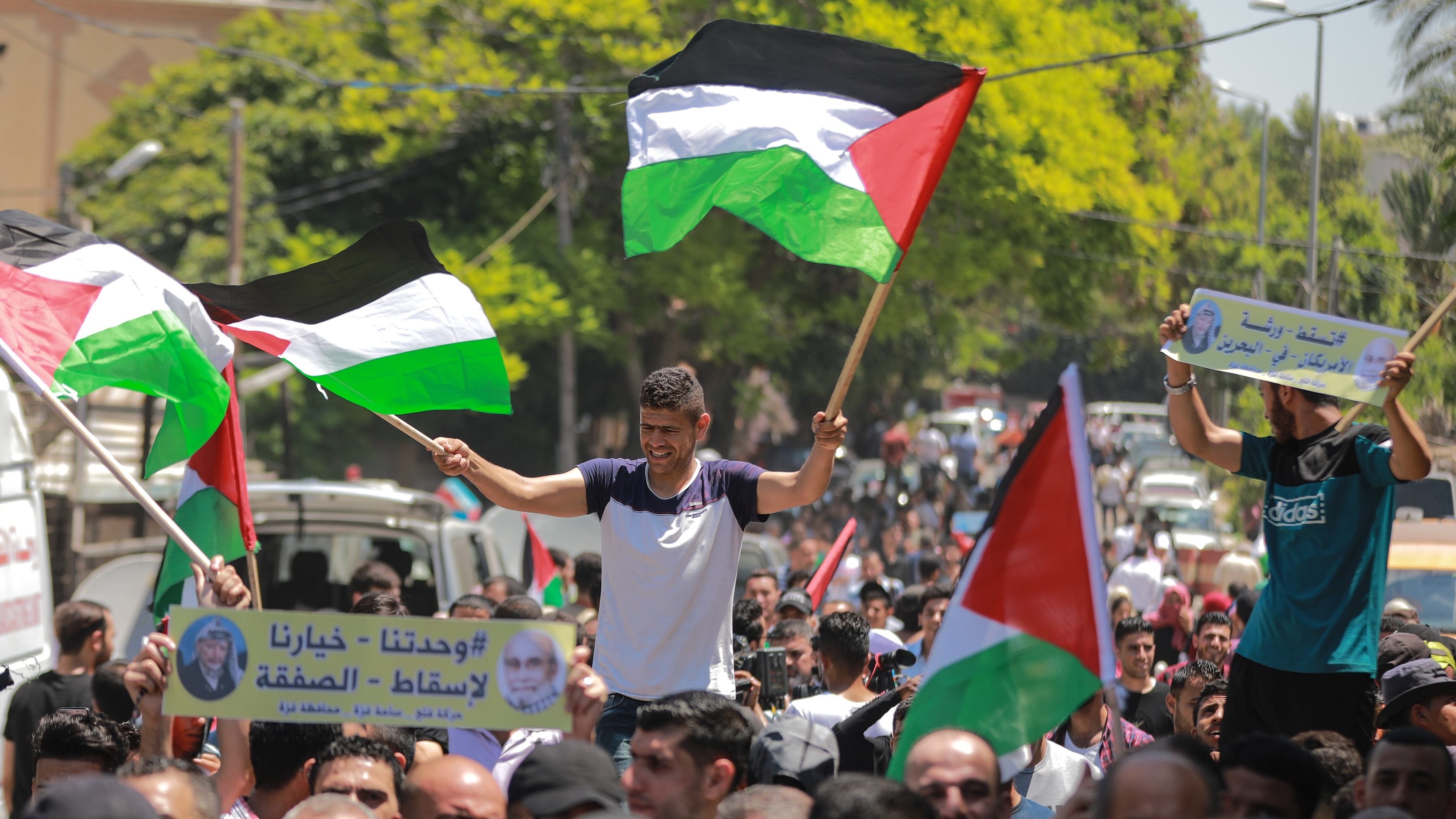 Israeli Right-wingers Raise Palestinian Flags