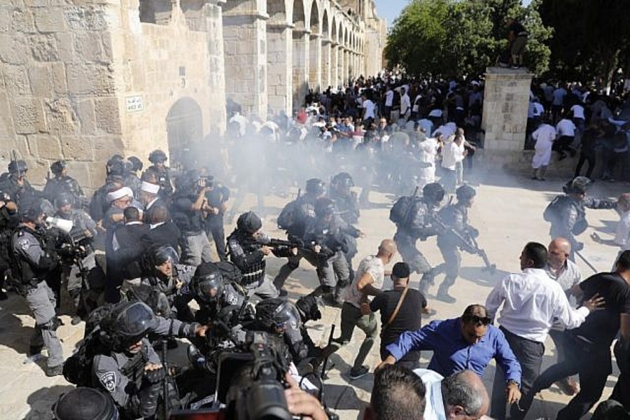 Clashes Erupt on Temple Mount on Islamic, Jewish Holy Days (with VIDEO)