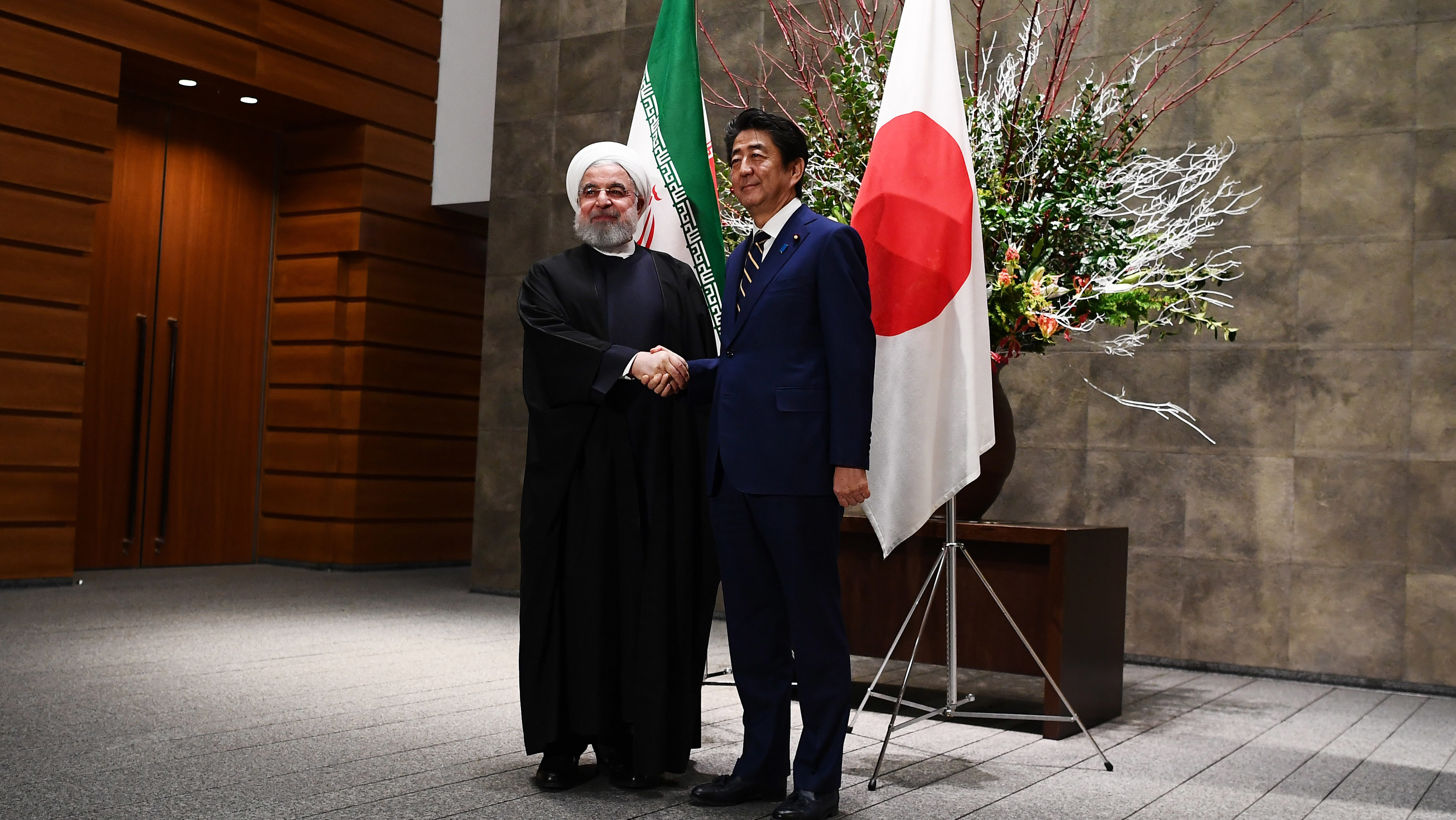 Japan’s PM Asks Iranian President to Stick to JCPOA