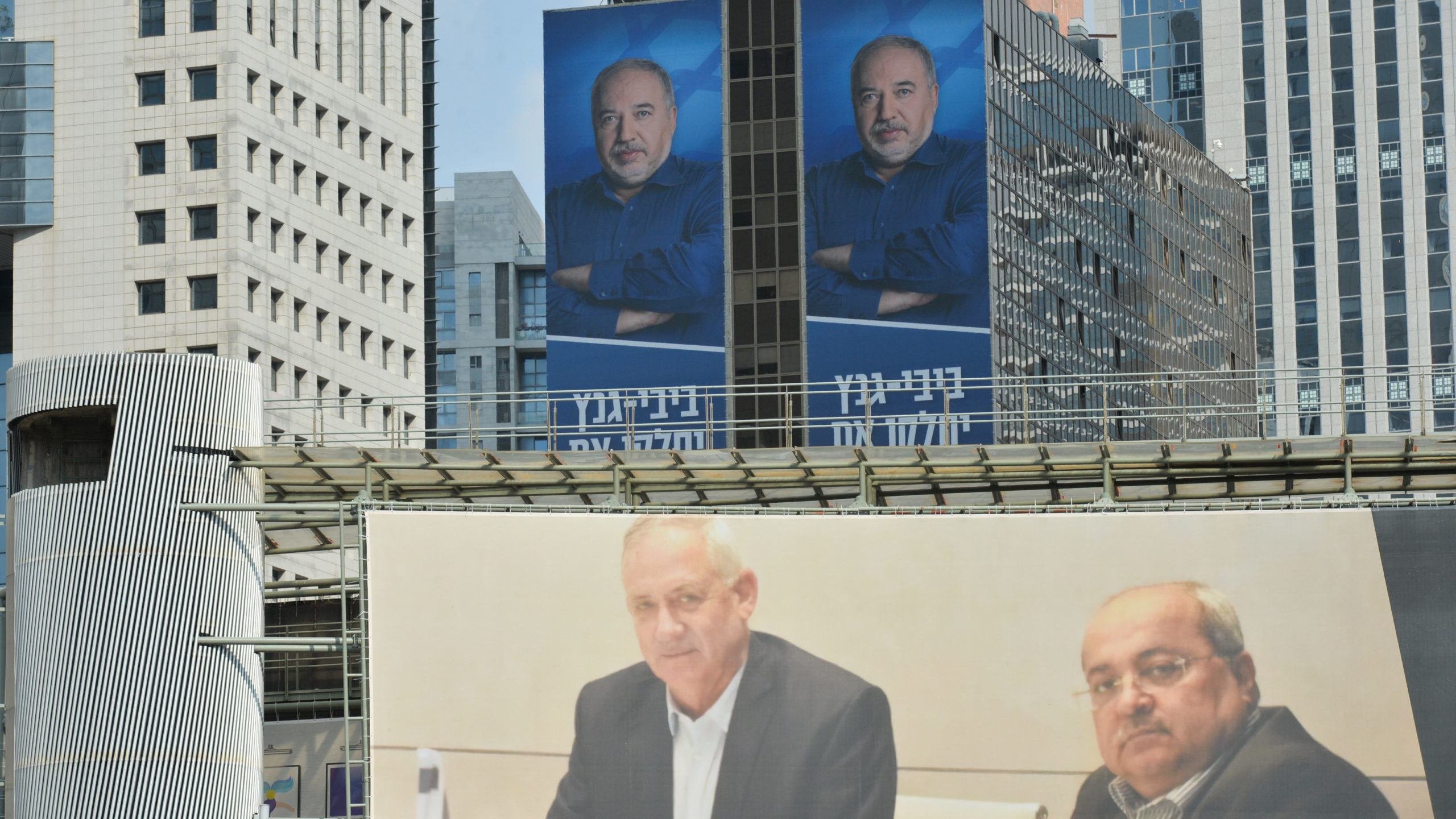 Israel’s Gantz Discusses Coalition with Joint List Leaders, Liberman