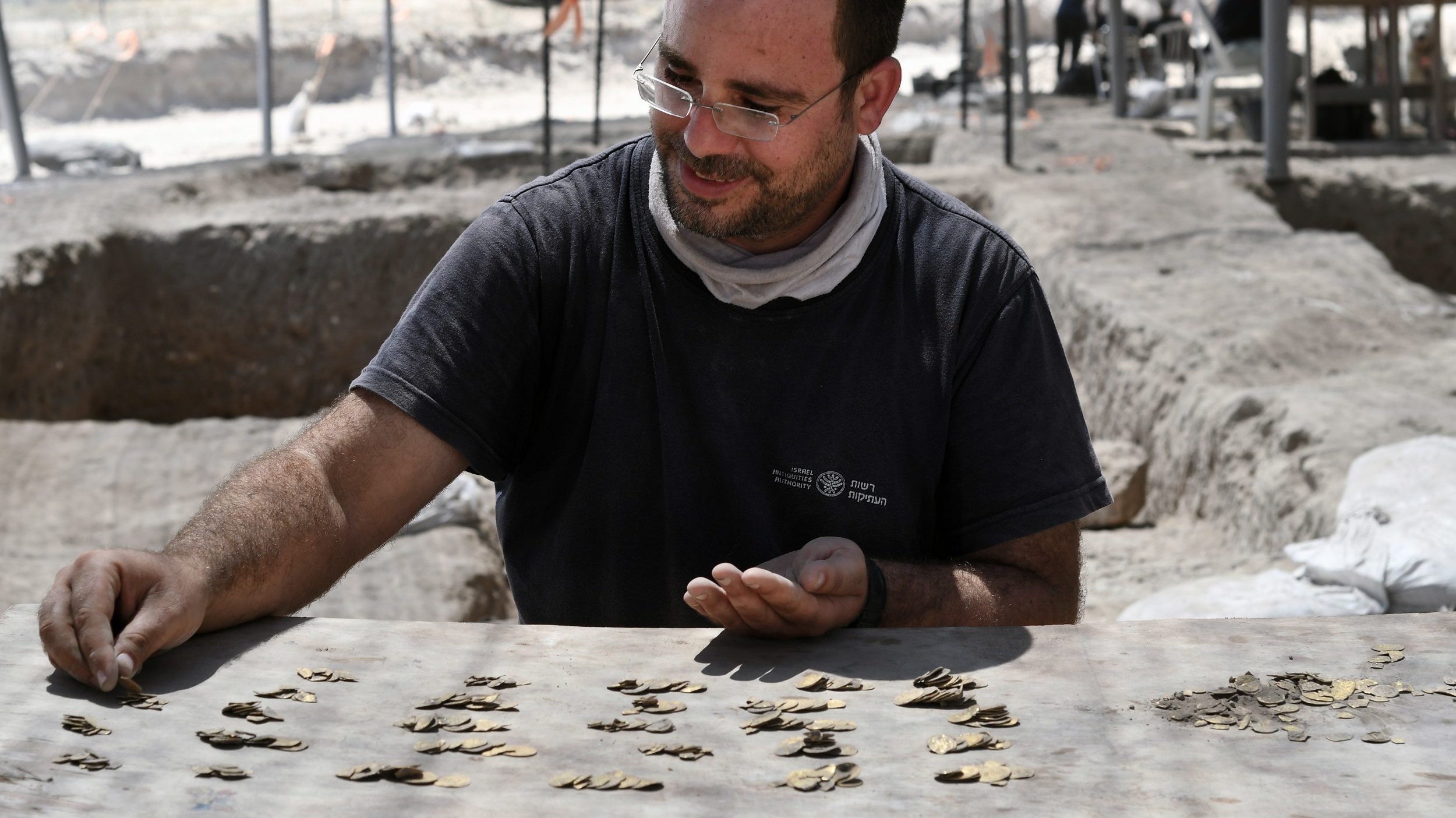 Israeli Youth Discover 425 Abbasid Period Gold Coins (with VIDEO)