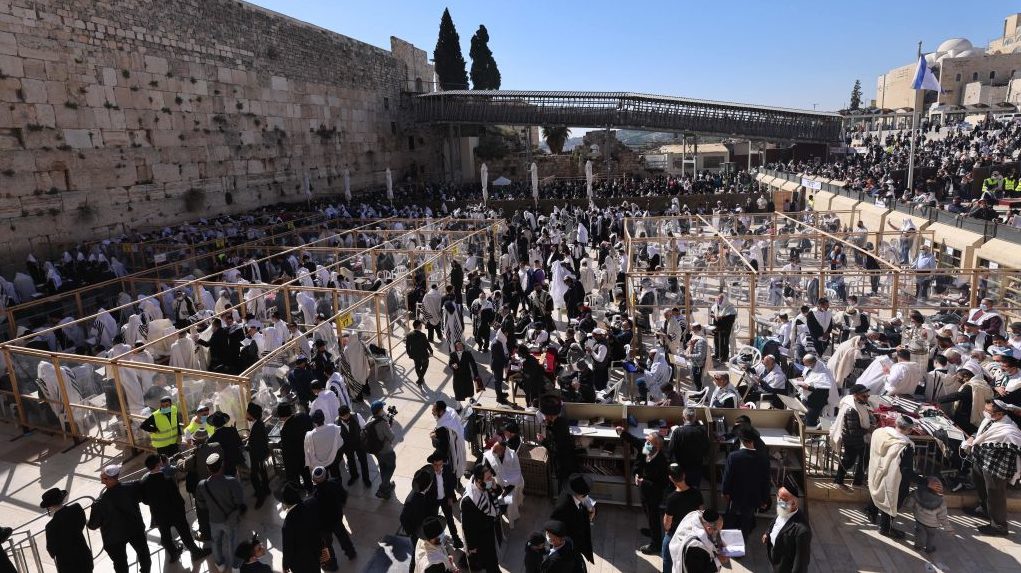 Thousands Gather at Jerusalem’s Western Wall for Priestly Blessing