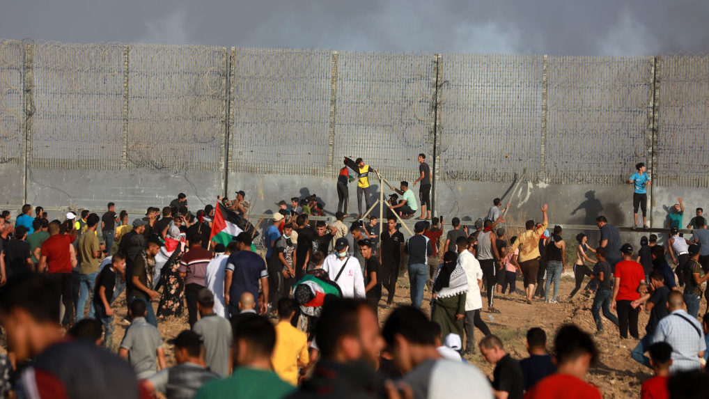Israeli Warplanes Strike Hamas Sites in Gaza After Border Clashes, Threatening Fragile Truce