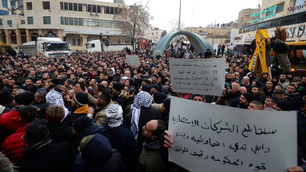 Hundreds of Palestinians Demonstrate in Hebron Against Chaos, High Prices