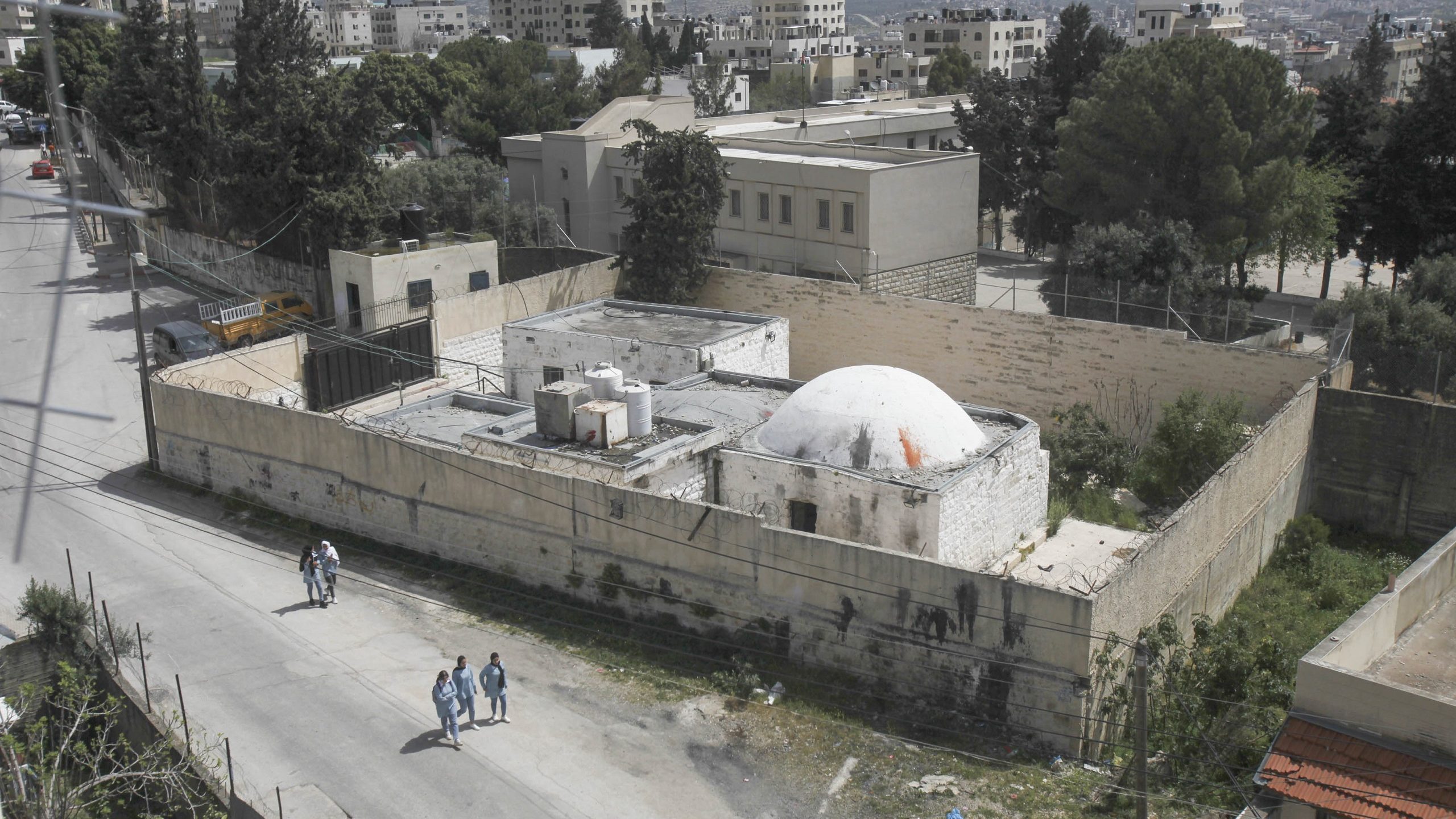 Teen Killed After Palestinians Fire on Jewish Pilgrims at Joseph’s Tomb