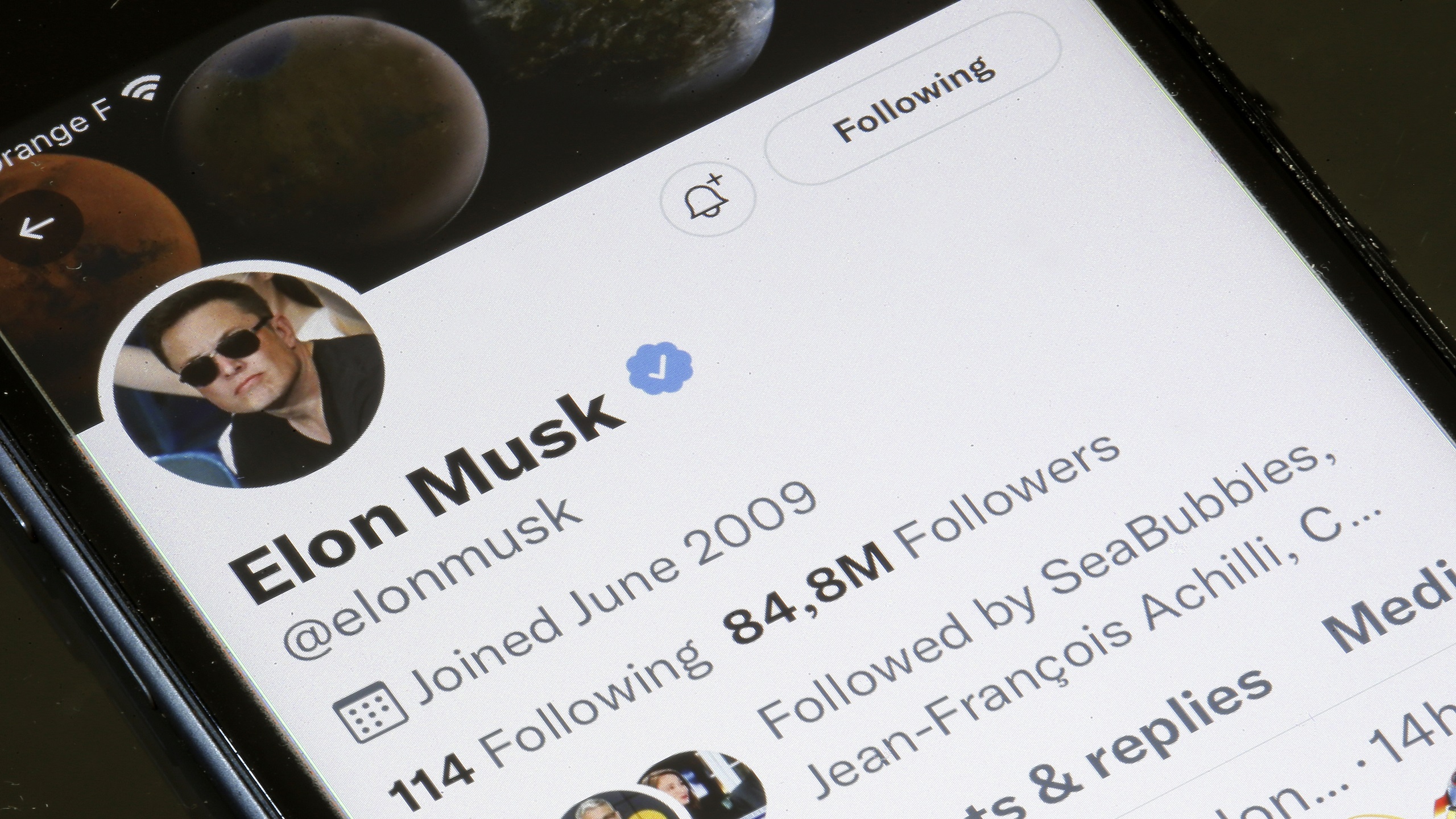 Middle East Twitter Users Debate Elon Musk’s Purchase of the Platform