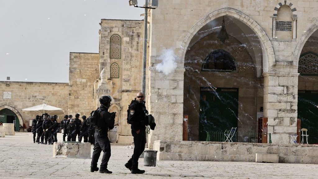 Israeli Security Forces, Arab Worshippers Clash on Temple Mount