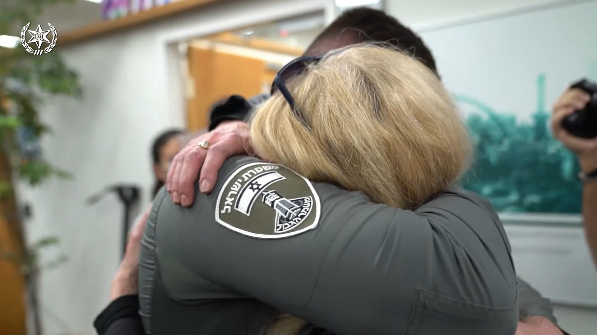 Israel Border Police Officer Reunites With Family After Their Escape From Ukraine (with VIDEO)