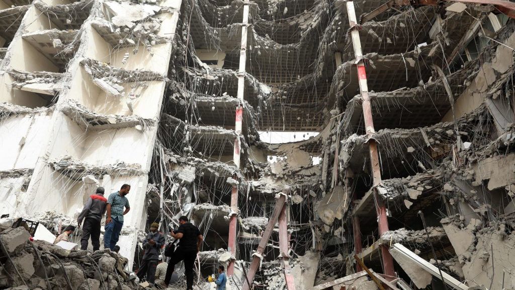 10 Killed, Dozens Injured in Collapse of 10-Story Building in Iran