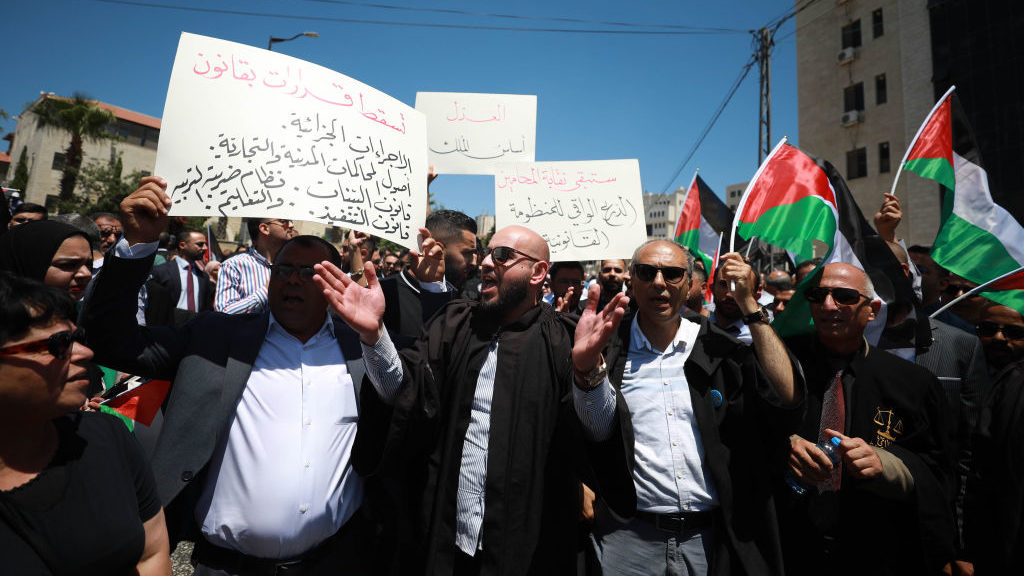 Hundreds of Palestinian Lawyers Protest Abbas’ Rule Without Parliament