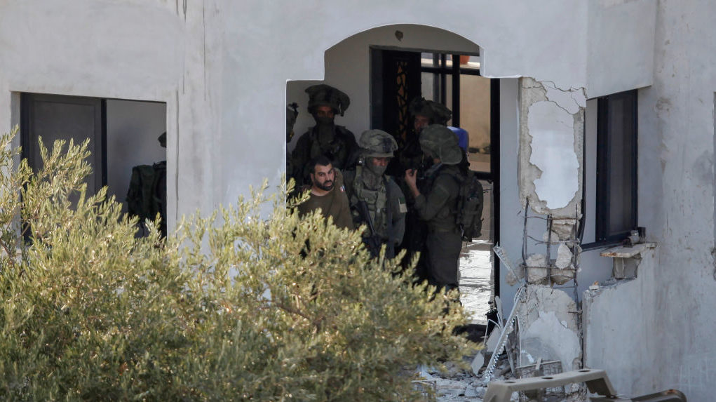 Alleged Palestinian Attacker Arrested in IDF West Bank Raid, 1 Killed
