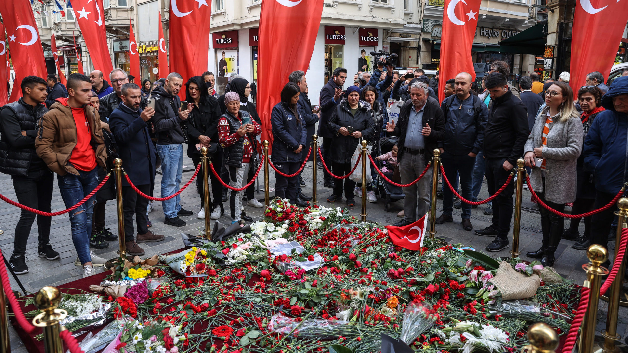 Istanbul’s Istiklal Avenue Turns Red in Memory of Victims of Sunday’s Attack