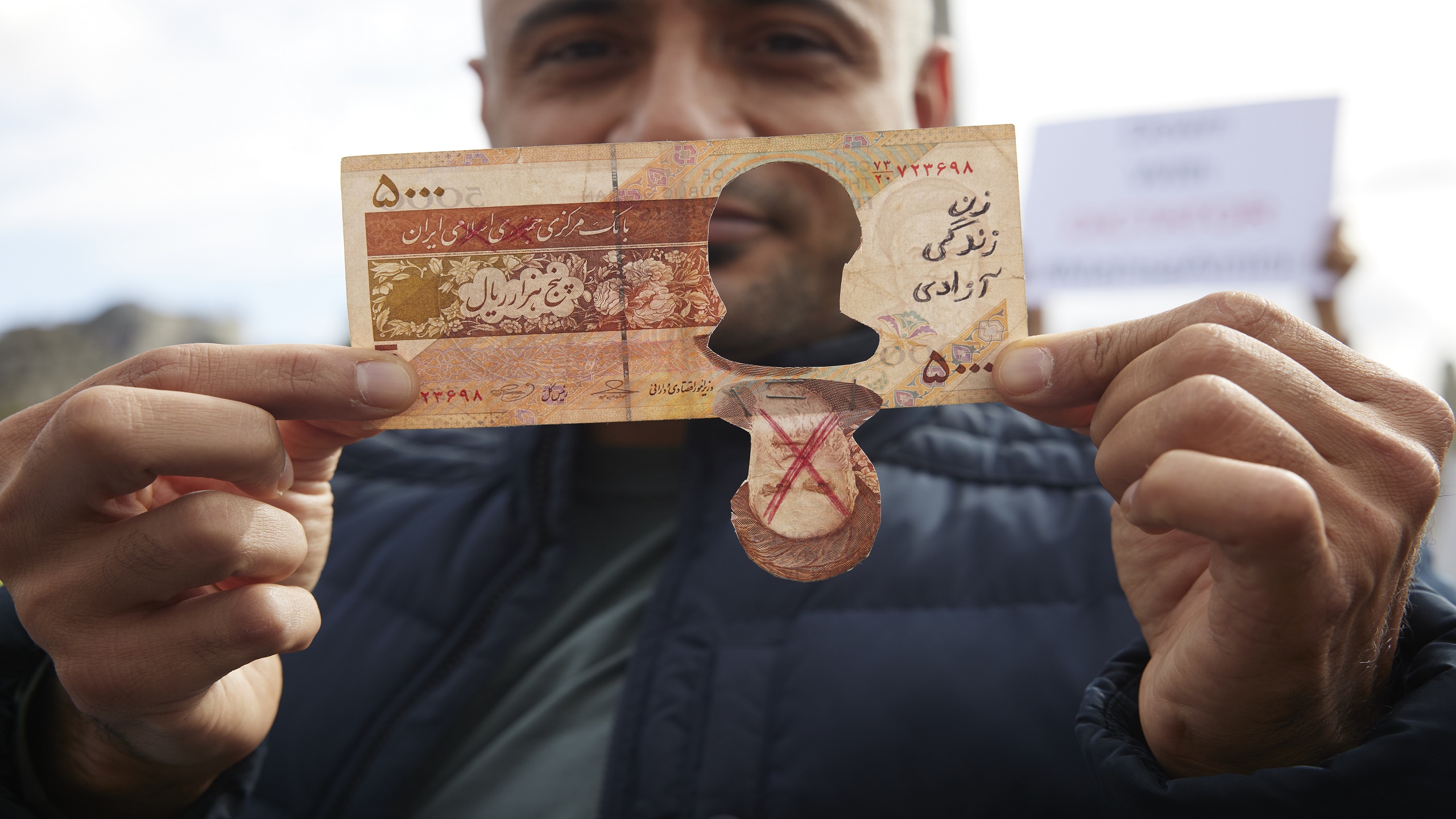 Rial Hits New Low Amid Ongoing Iranian Unrest, Stall in Nuke Deal Talks