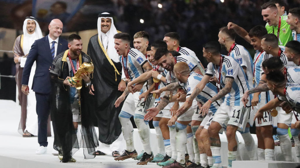 Messi Dons Ceremonial Arab Robe During World Cup Trophy Presentation