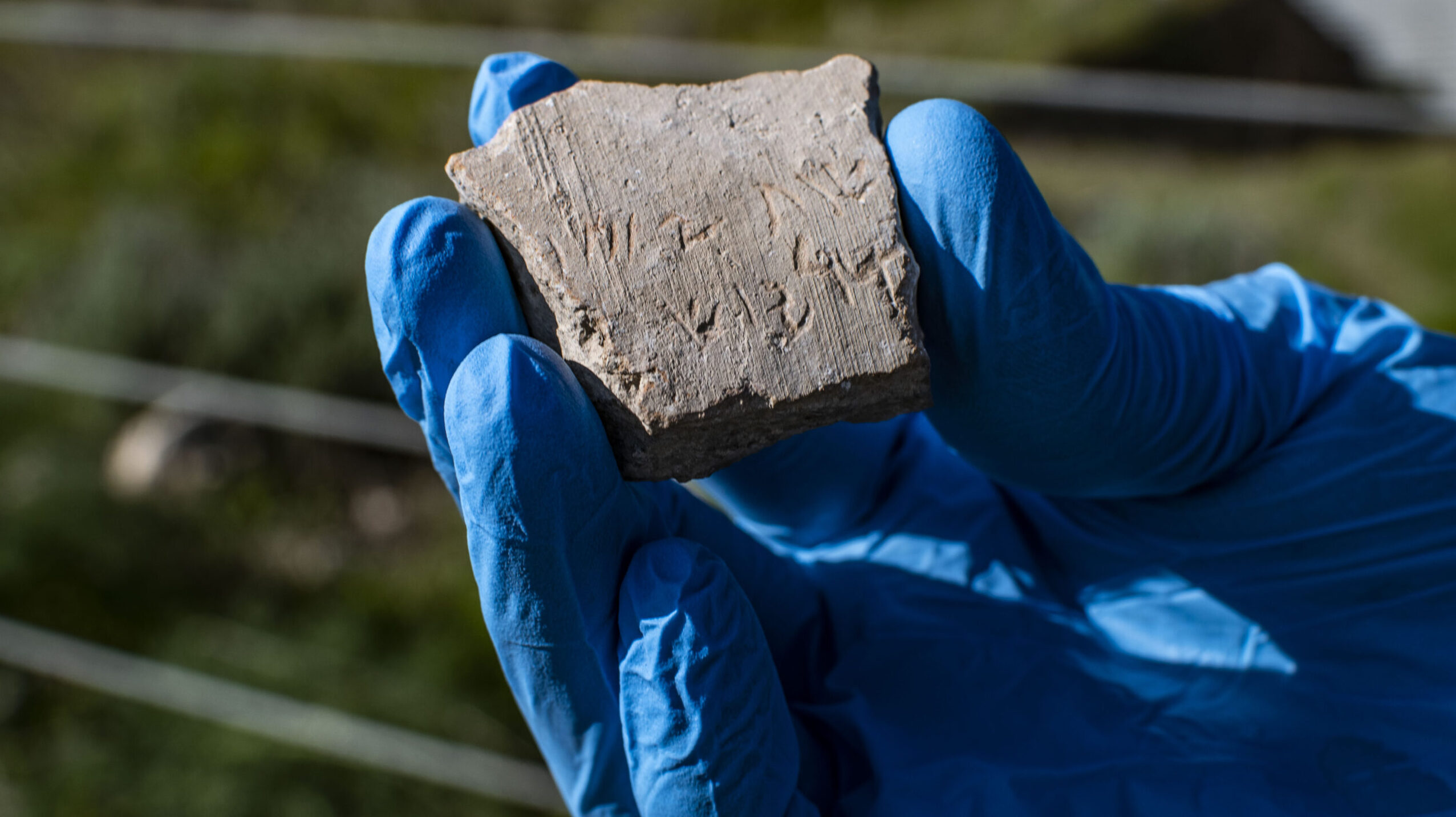 Hiker in Southern Israel Finds 2,500-year-old Potsherd Bearing Persian King’s Name