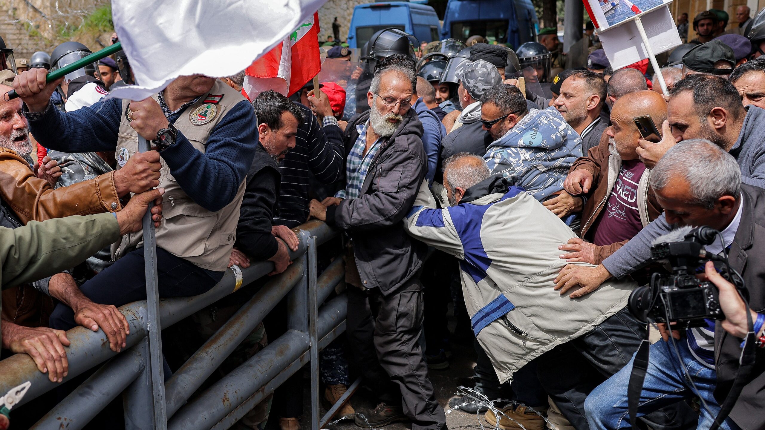 Lebanese Retired Soldiers Clash With Police in Protest Over Economic Woes
