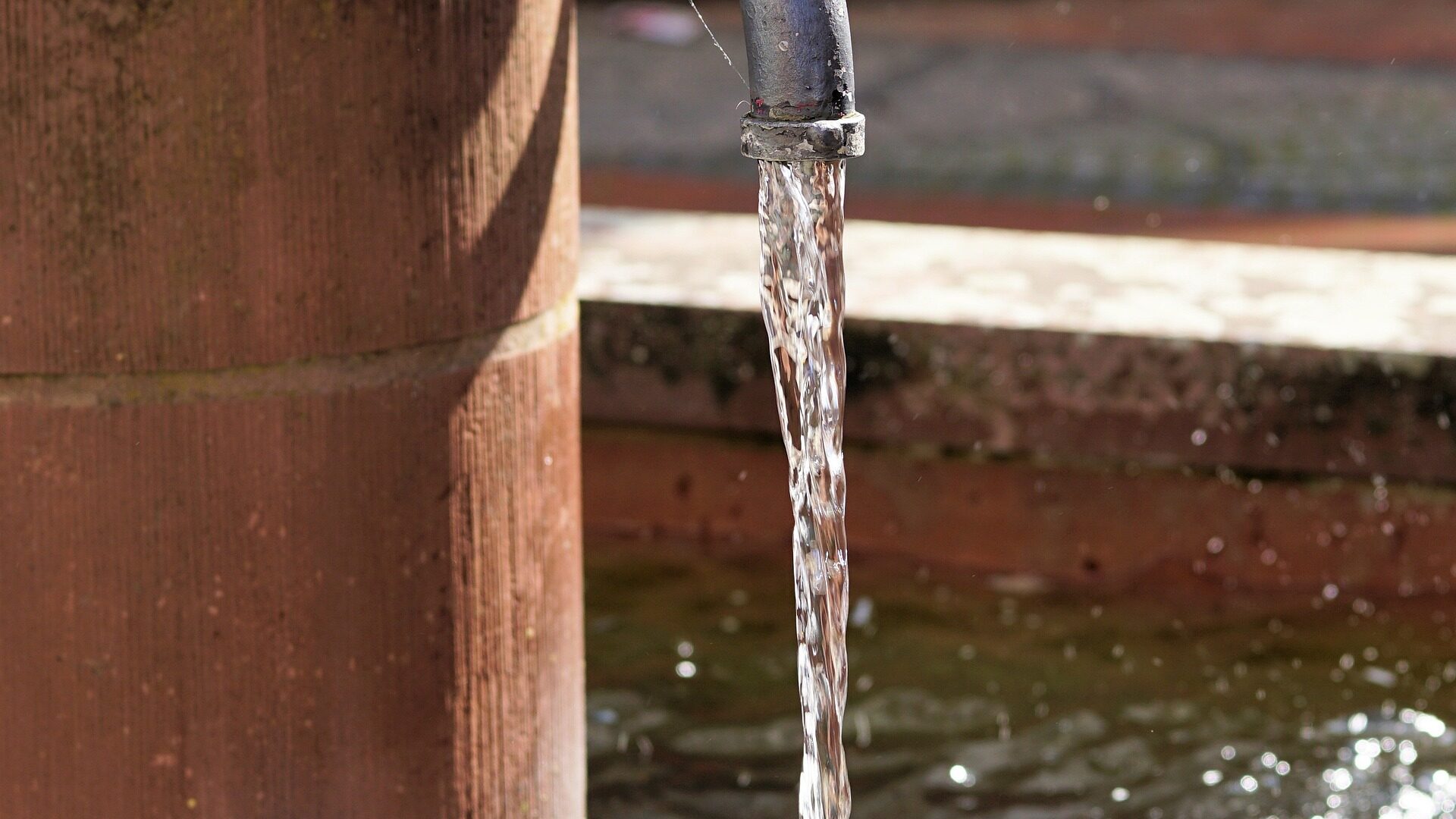 Разлитая вода примета. Вода непригодная для питья. Чистая вода из крана. Фонтан вода из крана. Вода в фонтане.