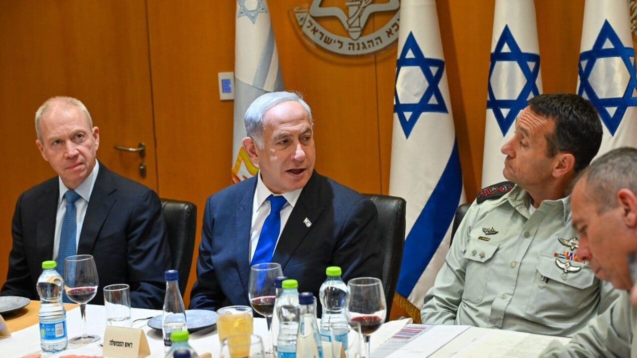 Netanyahu Reinstates Israeli Defense Minister Gallant, Blames Opposition for Latest Attacks