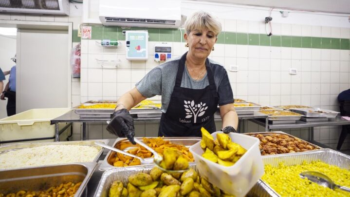 The Faces Behind Feeding the Poor in Israel at Passover