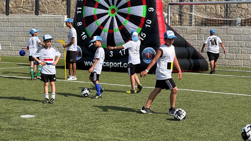 “اعتدنا أن نسمع أنه مستحيل”: مشروع مركز بيريز يجمع الشباب الإسرائيلي والفلسطيني من خلال كرة القدم