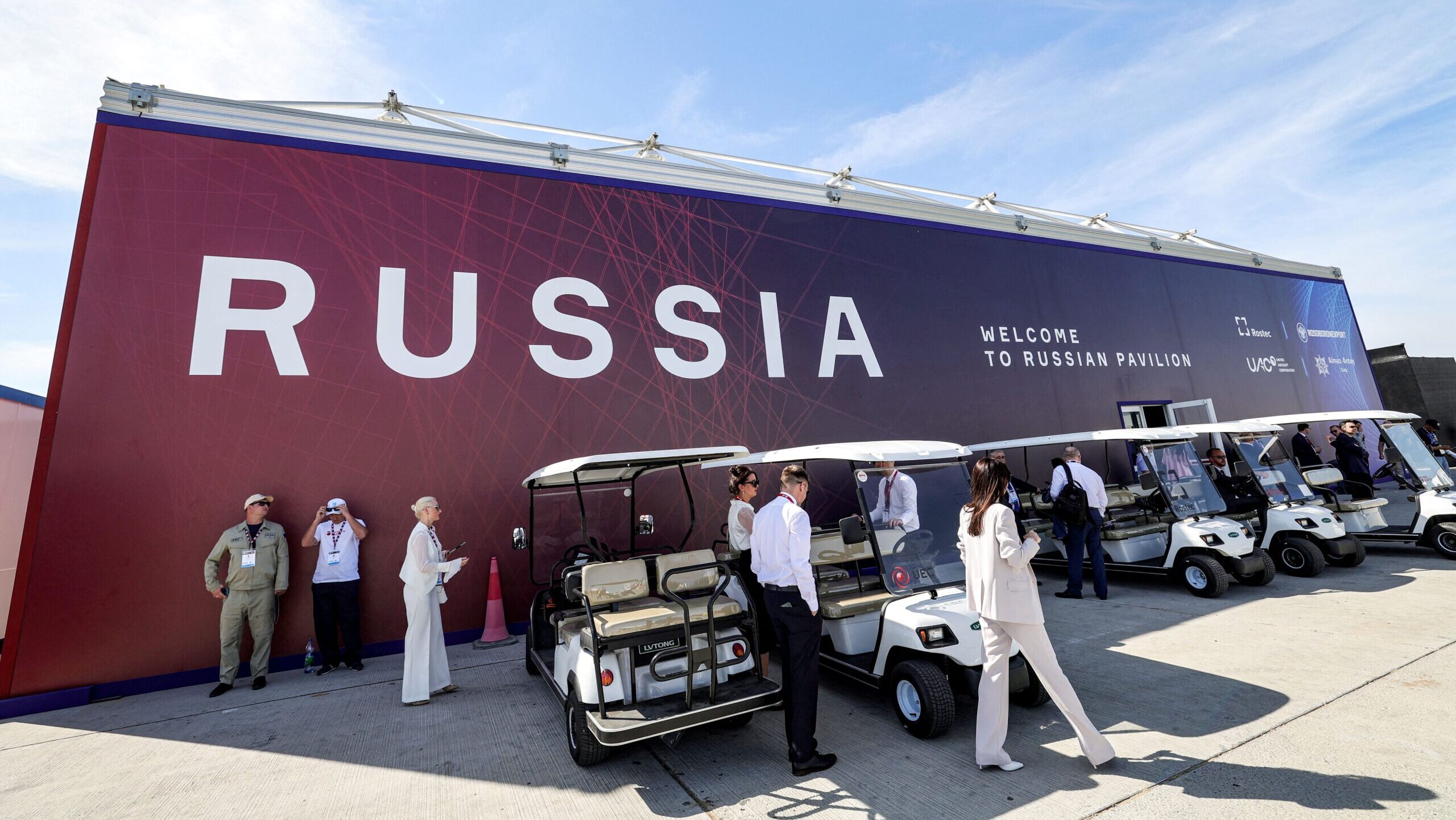صانعو الأسلحة الروس معزولون عن فصيلة في معرض الدفاع الإماراتي