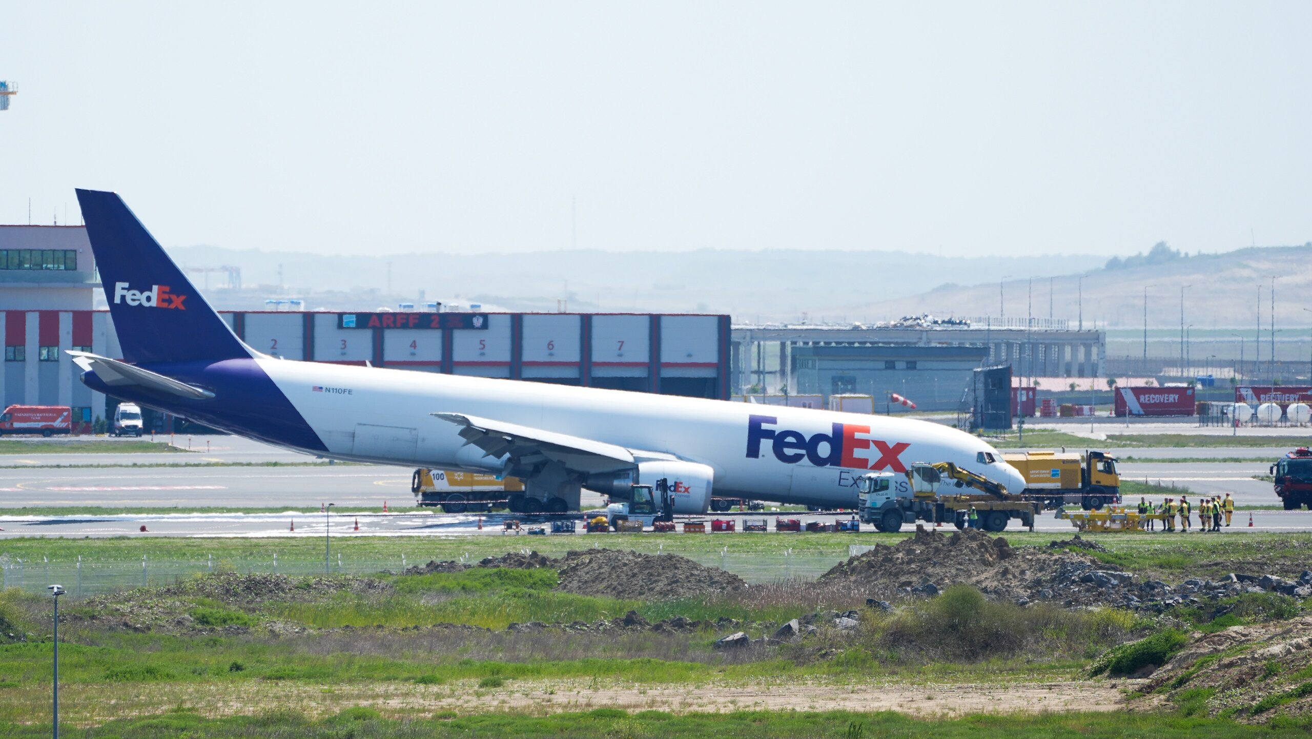 FedEx Boeing 767 Lands Without Front Gear in Istanbul