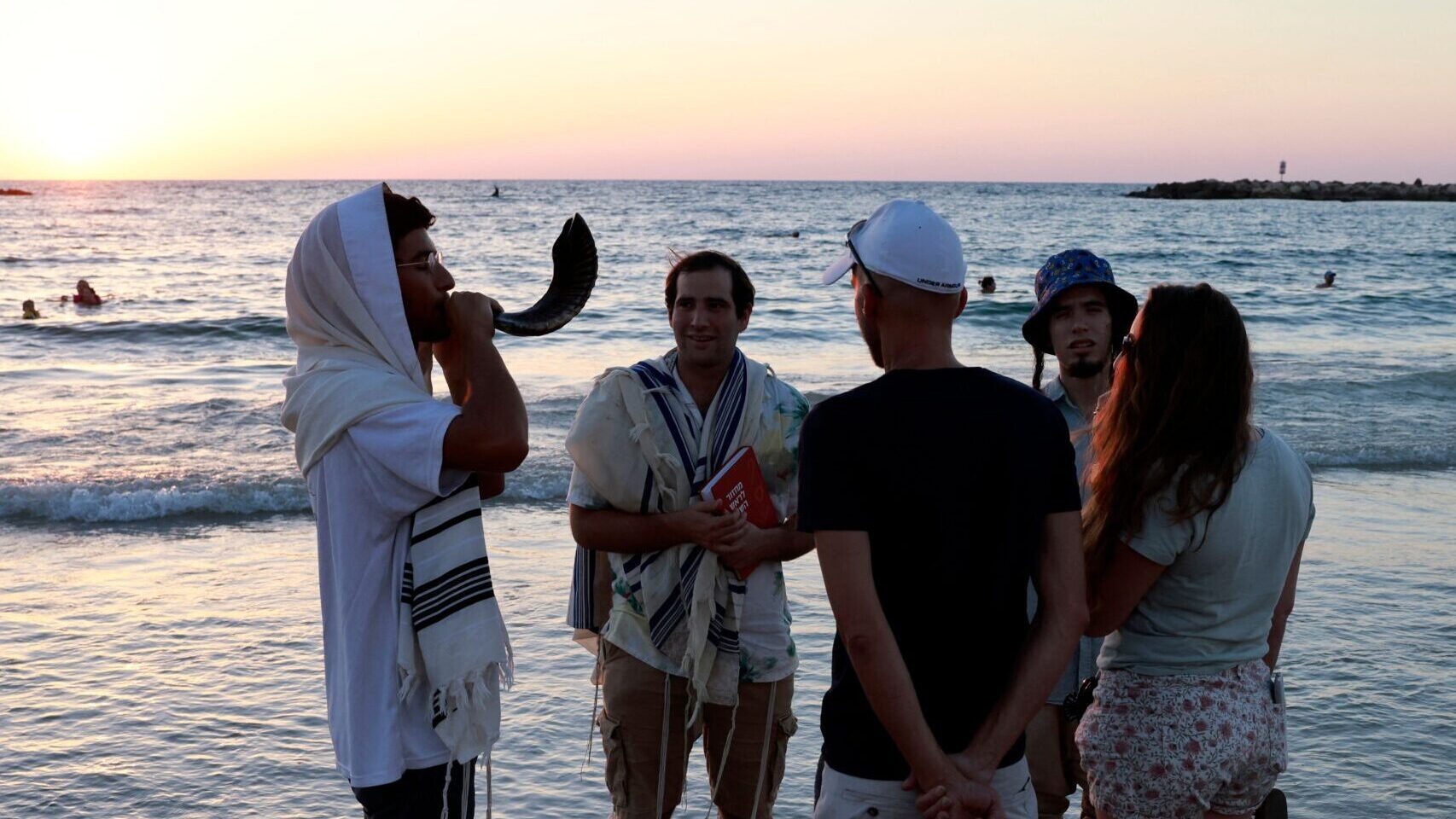 Rosh Hashana Poll: Israelis Enter New Year With Gloomy Mood but Growing Hope for the Future  