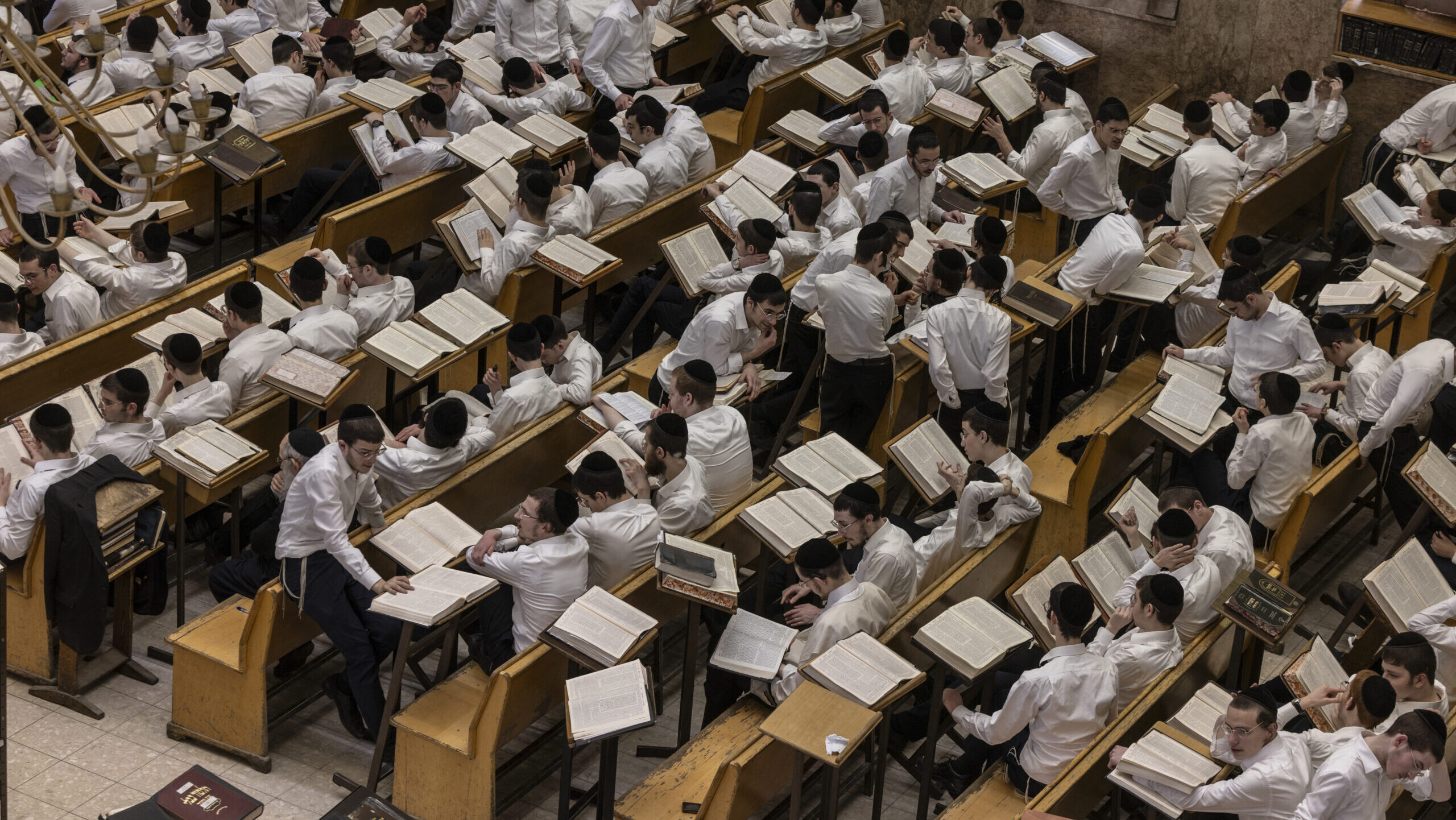 Israel Democracy Institute Report Finds Stalled Integration of Ultra-Orthodox Men as Community Growth Accelerates 