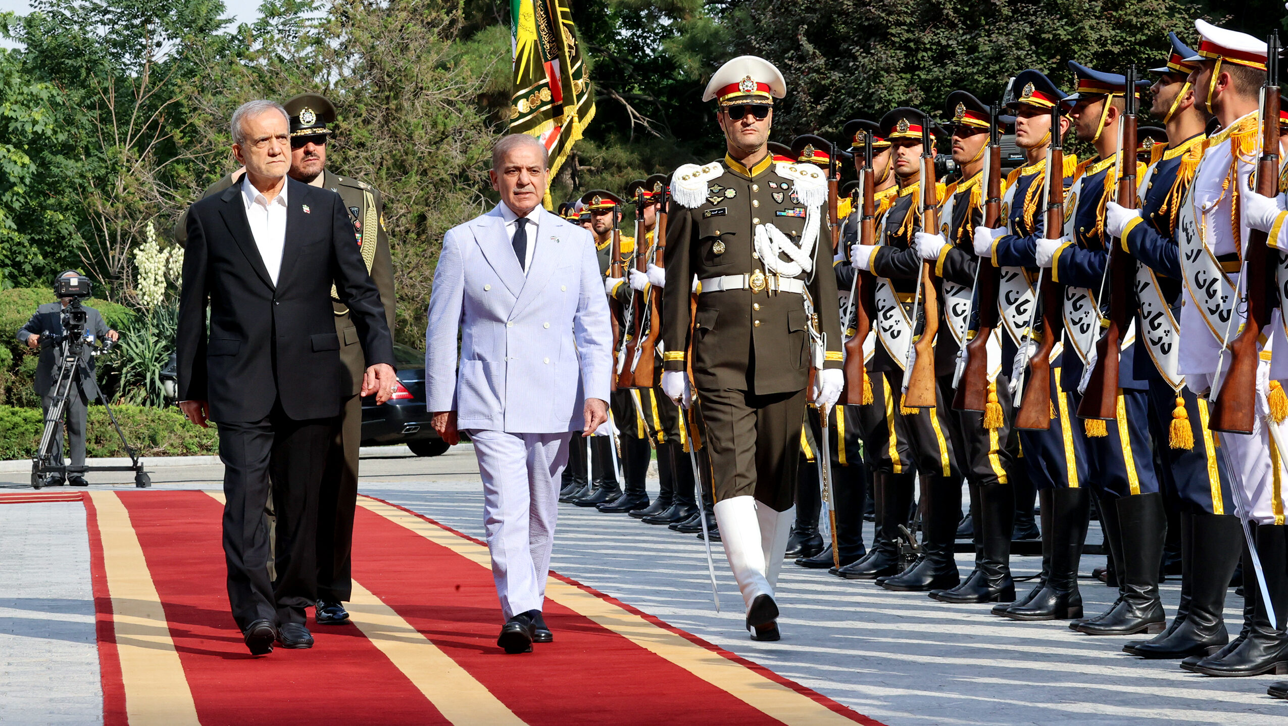Iranian and Pakistani Leaders Discuss Gaza, Trade, and Regional Security