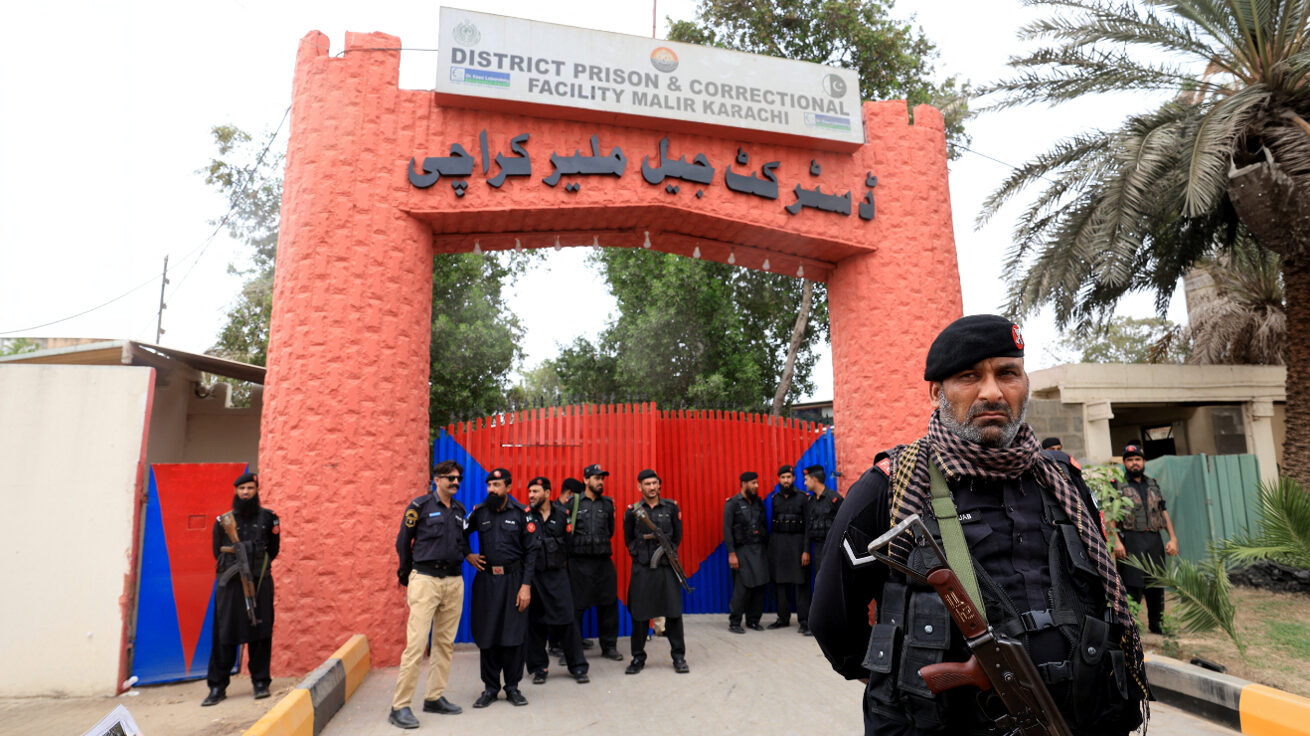 Over 200 Prisoners Escape During Earthquake Chaos at Karachi Prison