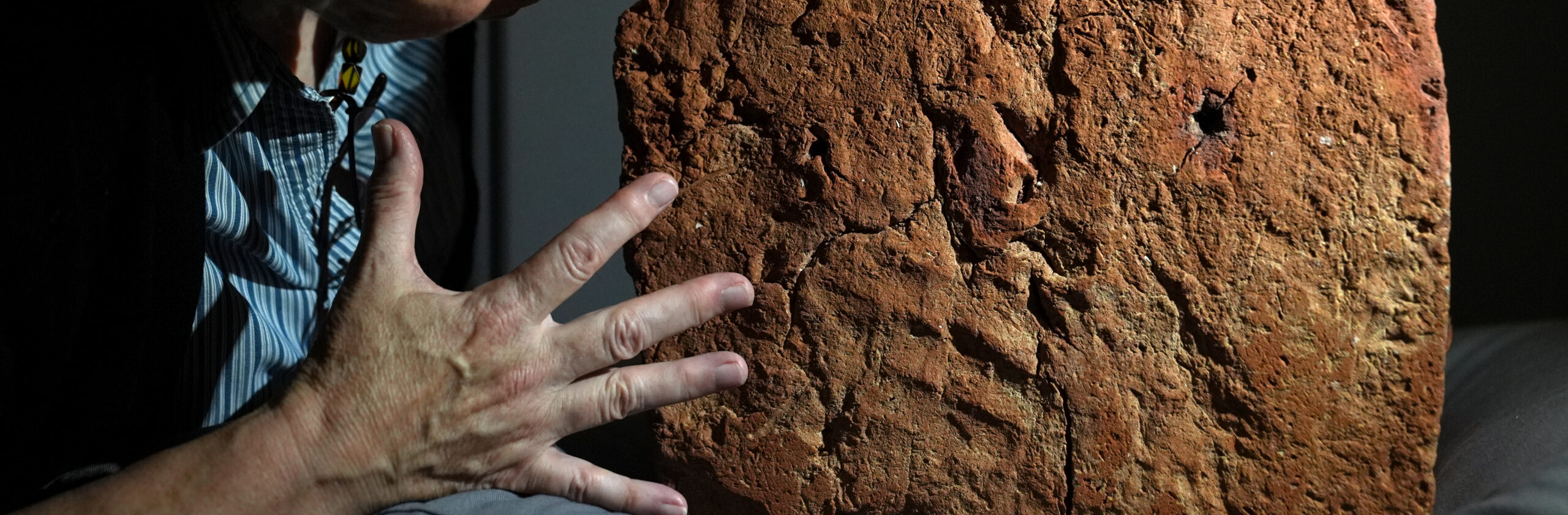 Cambridge Exhibition Unveils 4,000-Year-Old Handprint of an Egyptian Potter