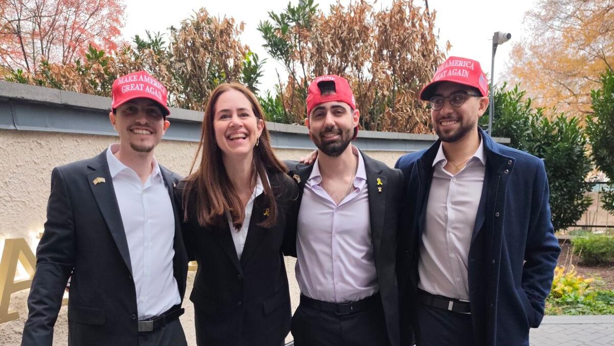 Doctors Guard Former Hostages on Emotional Journey to Trump’s White House