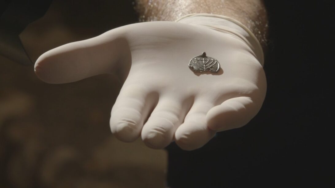 Rare 1,300-Year-Old Lead Menorah Pendant Unearthed in Jerusalem Dig
