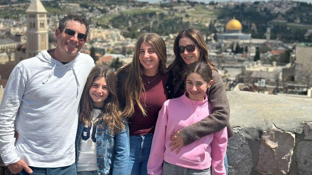 Travel Turmoil: Many Americans’ Holiday Plans Canceled, Others Find Path Home