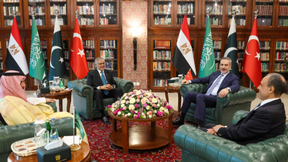 Pakistan Hosts Saudi, Turkey, Egypt FMs for Urgent Talks on US-Iran Conflict