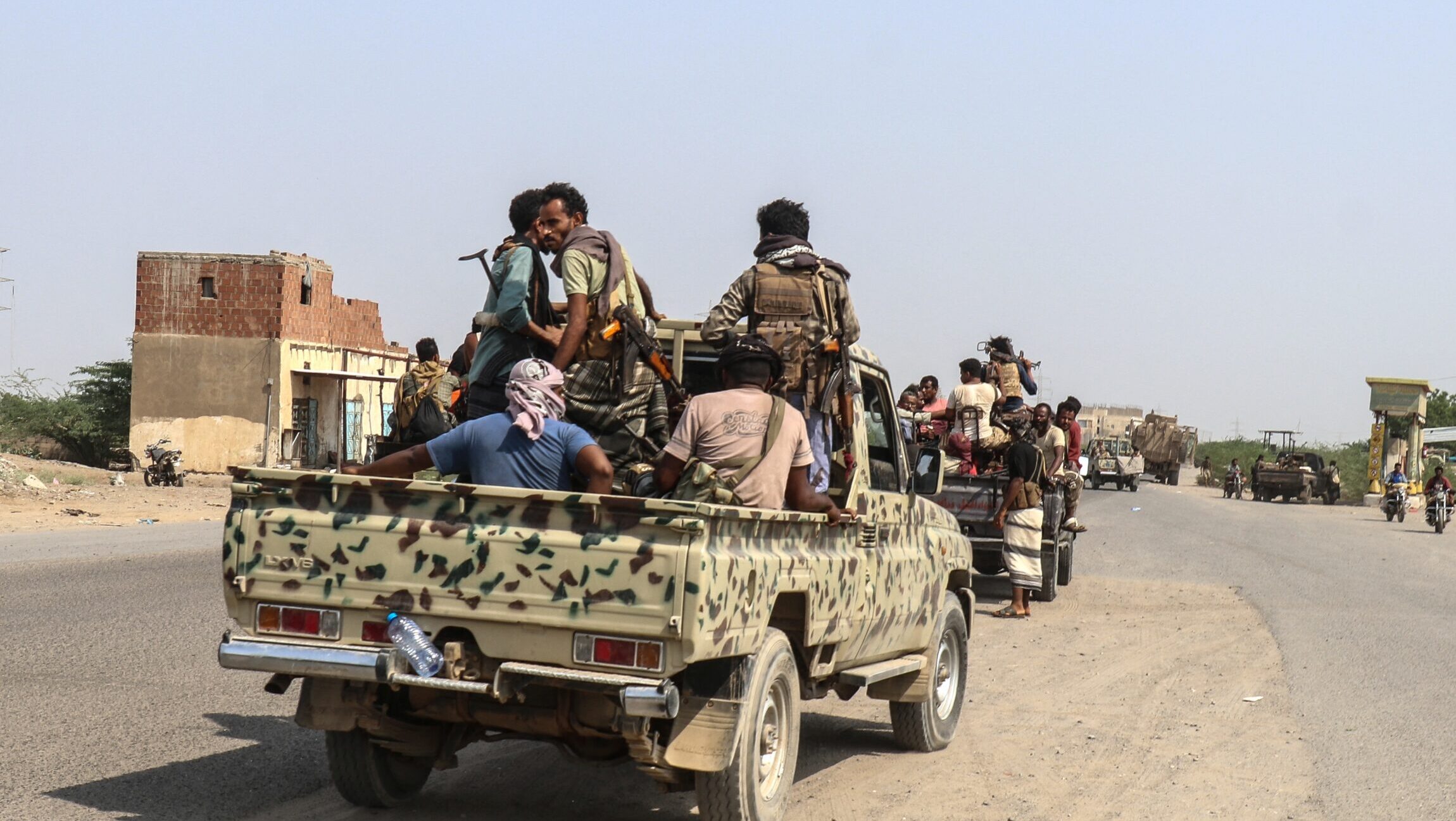Yemen Fighting Leaves More Than 300 Dead as Houthis Cut Key Supply Route 